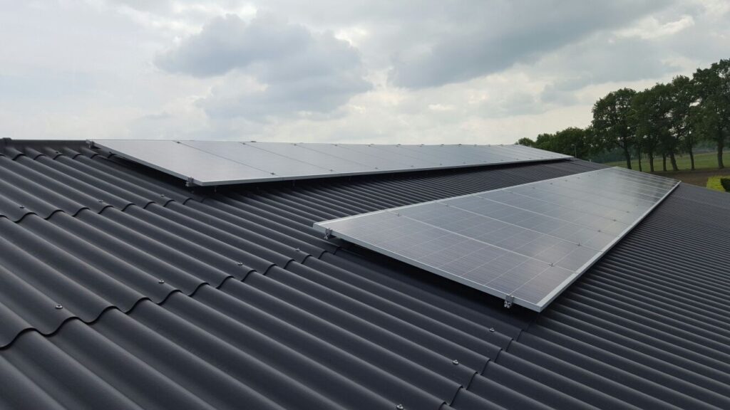 Mag ik zonnepanelen plaatsen op een asbesthoudend dak