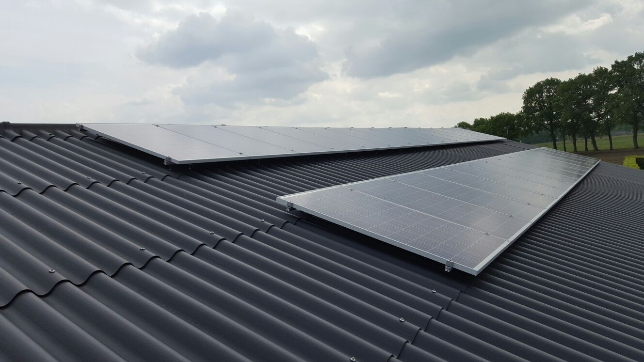 Mag ik zonnepanelen plaatsen op een asbesthoudend dak