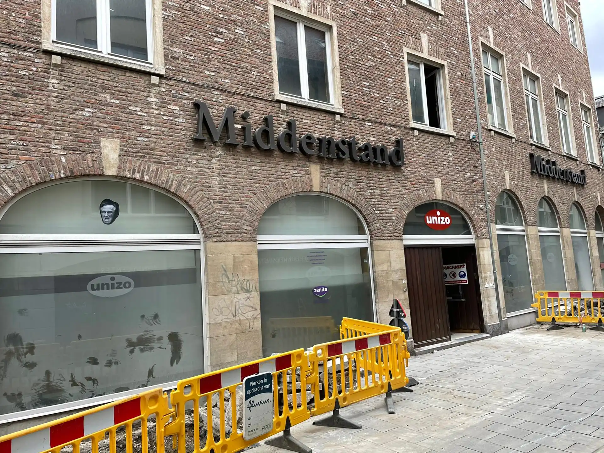Sanering van het Unizo kantoorgebouw in Kortrijk